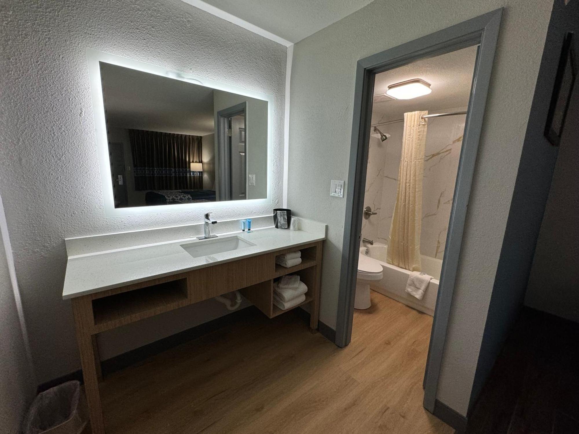 Travelodge By Wyndham Gainesville غينزفيل، فلوريدا المظهر الخارجي الصورة