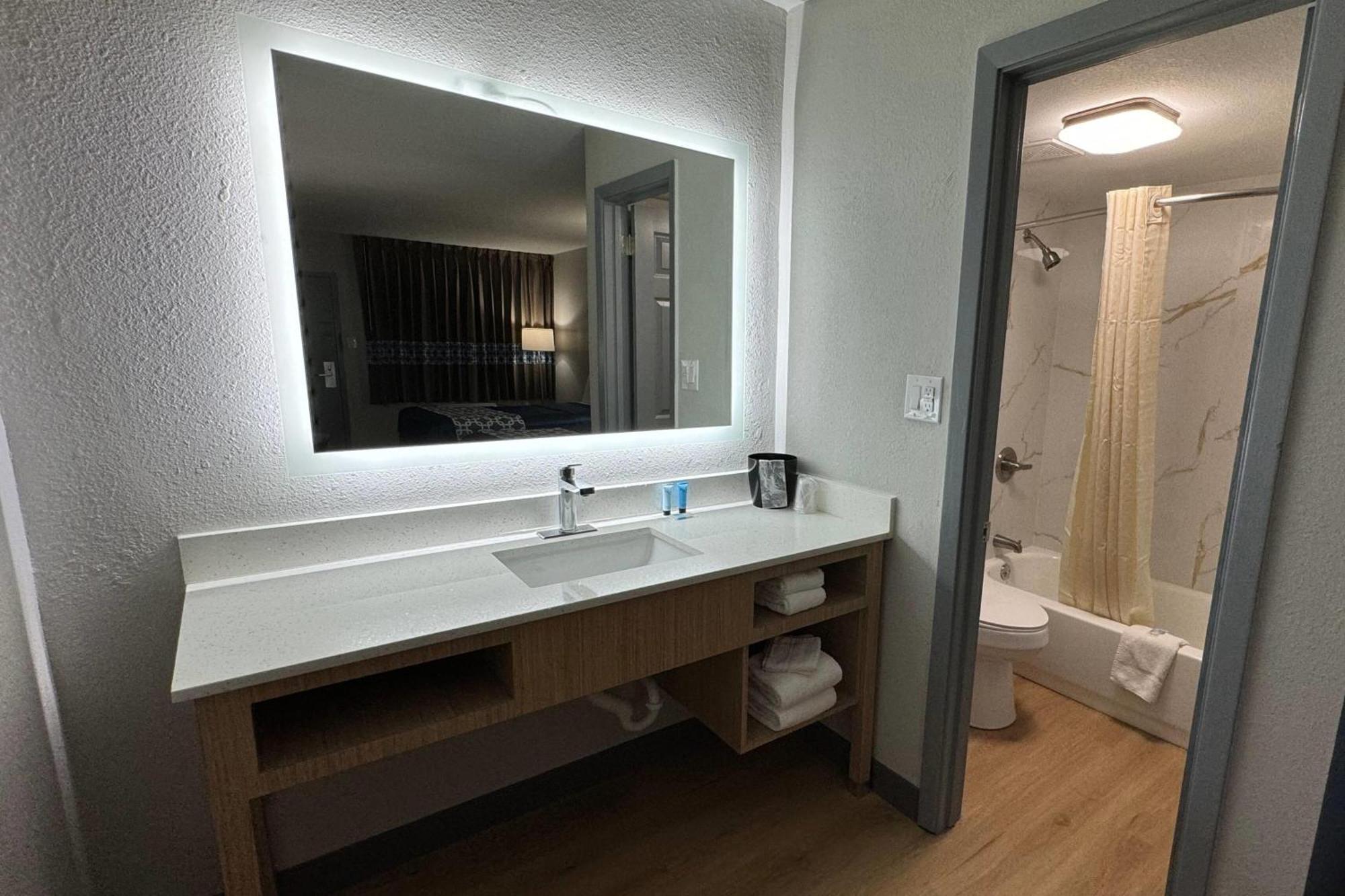 Travelodge By Wyndham Gainesville غينزفيل، فلوريدا المظهر الخارجي الصورة